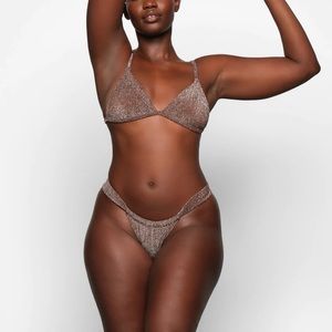 SKIMS GLITTER SWIM TRIANGLE BIKINI TOP & GLITTER SWIM RUCHED BIKINI TANGA (XS)